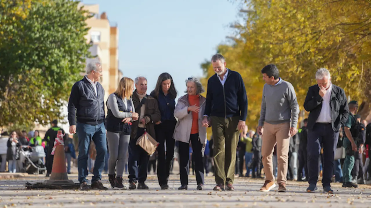 Los Reyes Felipe VI (3d) y Letizia (4i); el presidente de la Generalitat valenciana, Carlos Maz&oacute;n (2d). / EP