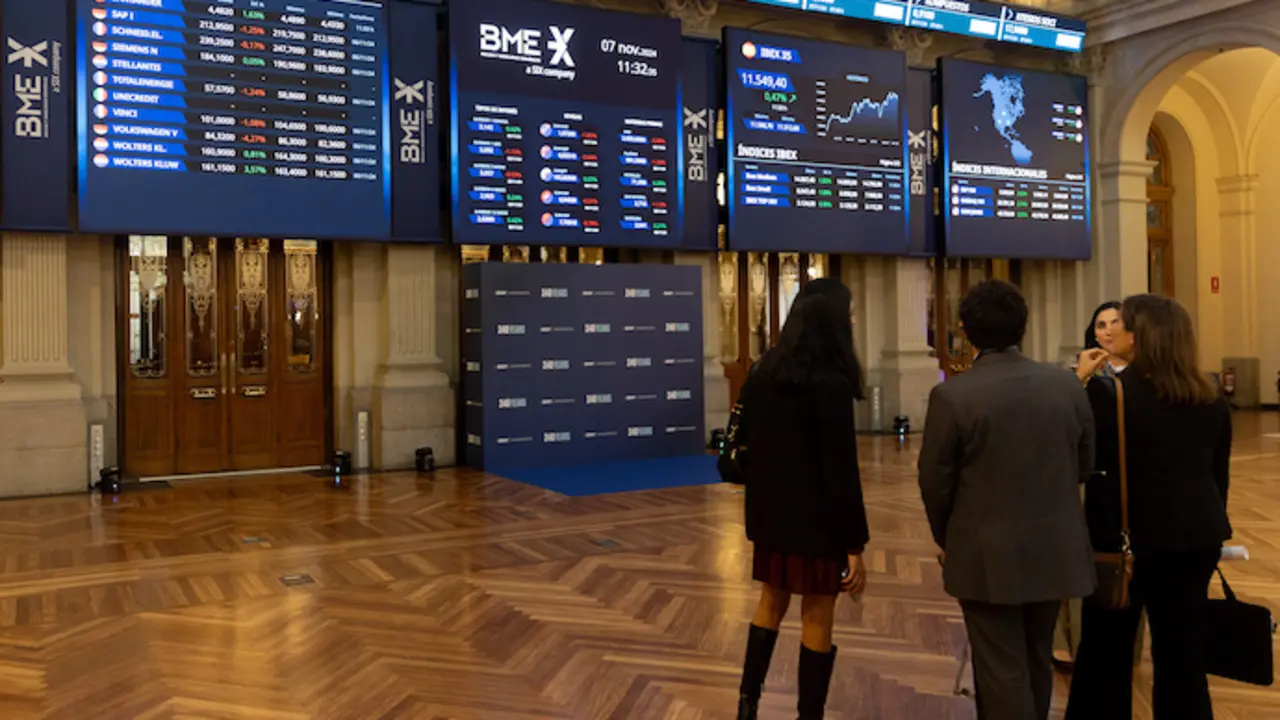 Paneles del Ibex en el Palacio de la Bolsa de Madrid. / EP