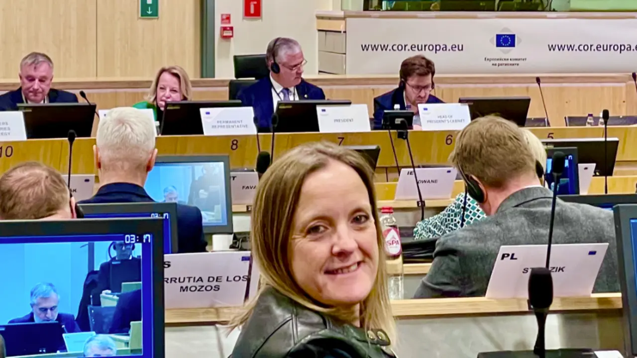 Isabel Urrutia, consejera de Presidencia de Cantabria, durante su primera intervenci&oacute;n como miembro de la Mesa del Comit&eacute; Europeo de las Regiones, consolidando la presencia de la regi&oacute;n en la pol&iacute;tica europea.