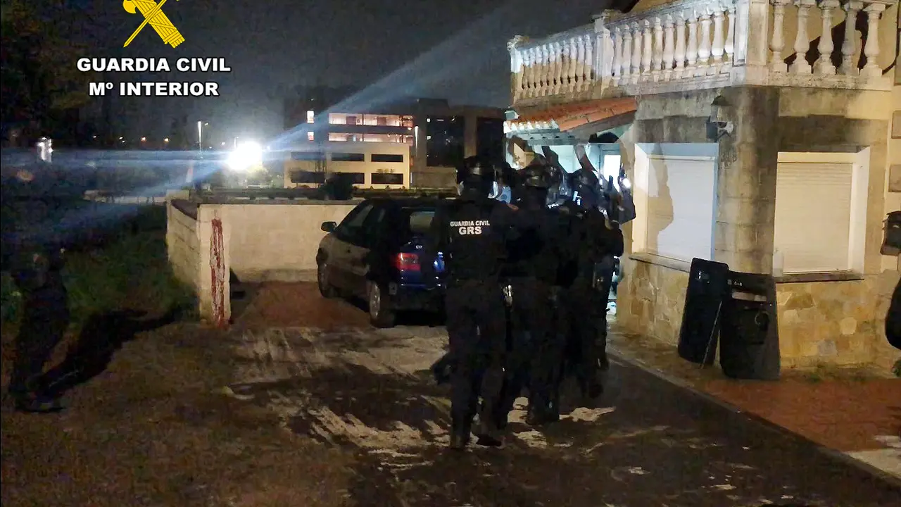 La Guardia Civil entra a una vivienda en Tanos. / Alerta