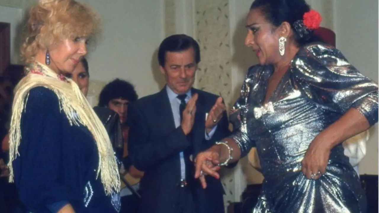 Cayetana de Alba junto a Lola Flores. / Eugenia Mart&iacute;nez de Irujo /IG