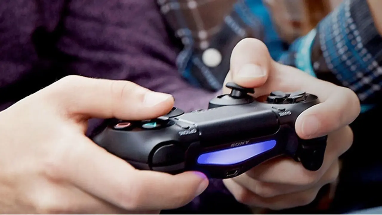 Una persona sosteniendo un mando de la Play. / EP / SONY