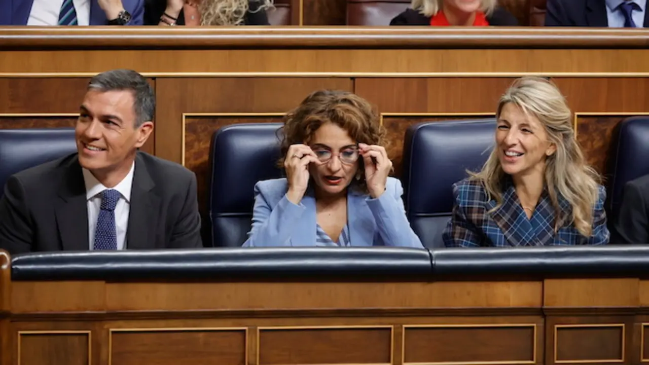 ((I-D) El presidente del Gobierno, Pedro S&aacute;nchez; la vicepresidenta primera y ministra de Hacienda, Mar&iacute;a Jes&uacute;s Montero y la vicepresidenta segunda y ministra de Trabajo, Yolanda D&iacute;az. / Archivo / EP