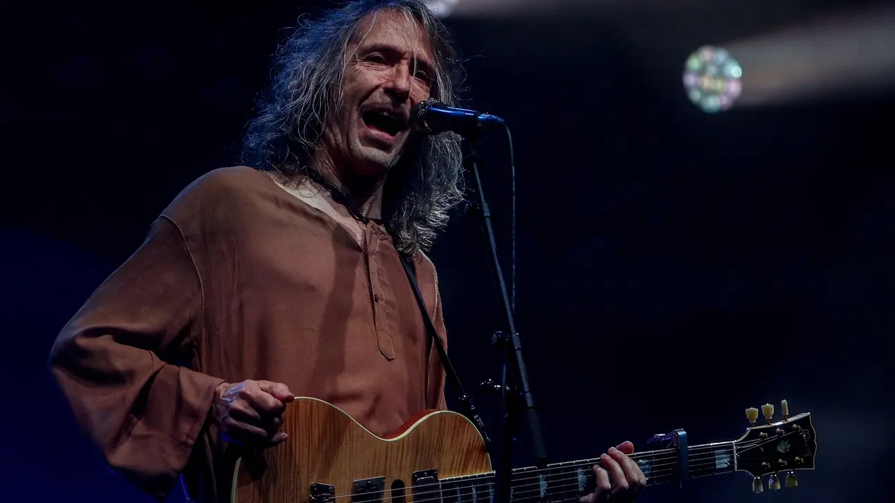 El cantante Roberto Iniesta, 'Robe', durante un concierto en el Auditorio Miguel R&iacute;os. / Ricardo Rubio