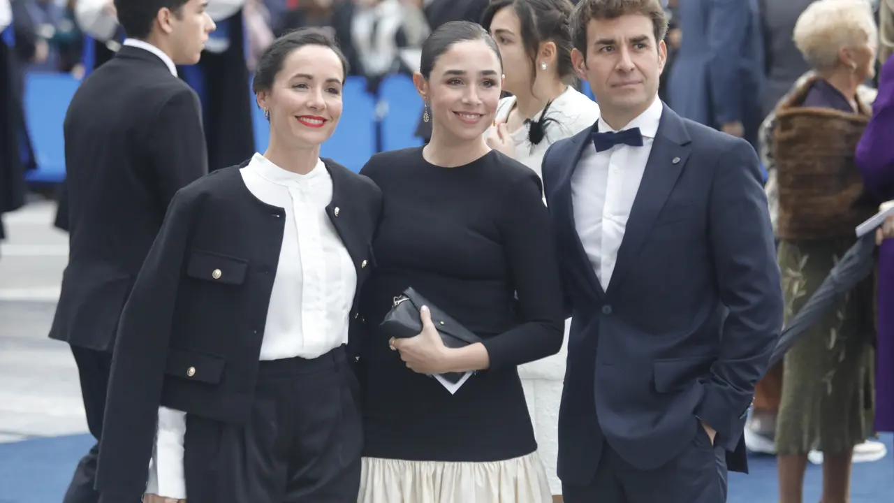 La actriz Candela Serrat (c) y el actor Daniel Muriel (d) a su llegada al Teatro Campoamor para asistir a la ceremonia de entrega de los 'Premios Princesa de Asturias 2024'. / Jorge Peleteiro