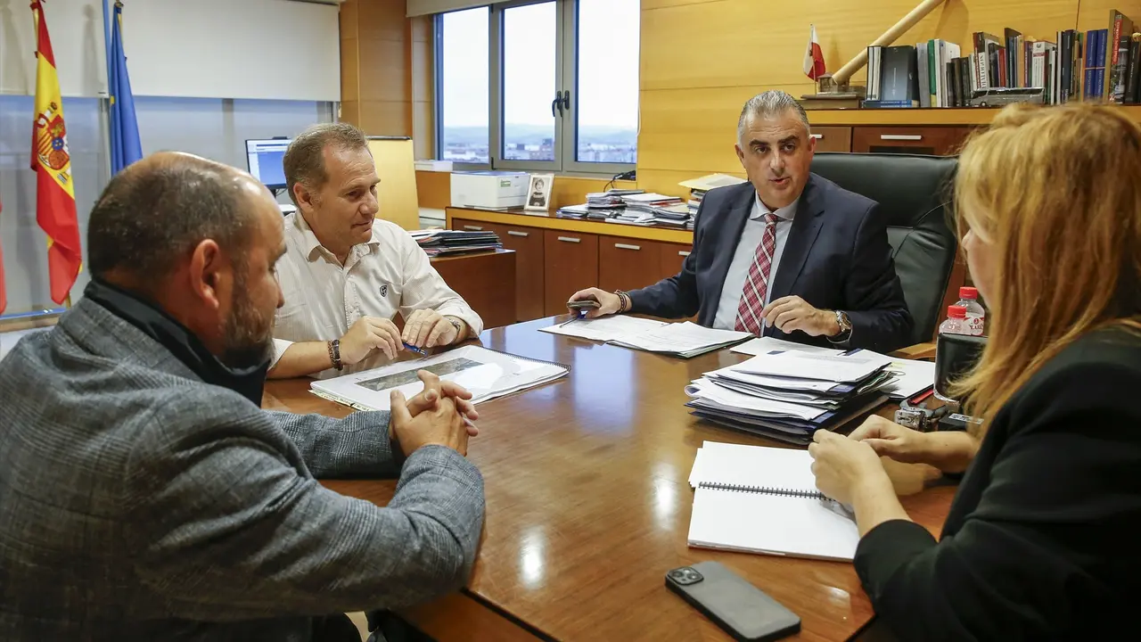 El consejero de Fomento, Vivienda, Ordenaci&oacute;n del Territorio y Medio Ambiente, Roberto Media, se re&uacute;ne con el alcalde de Miengo, Marino Garc&iacute;a. / Alerta
