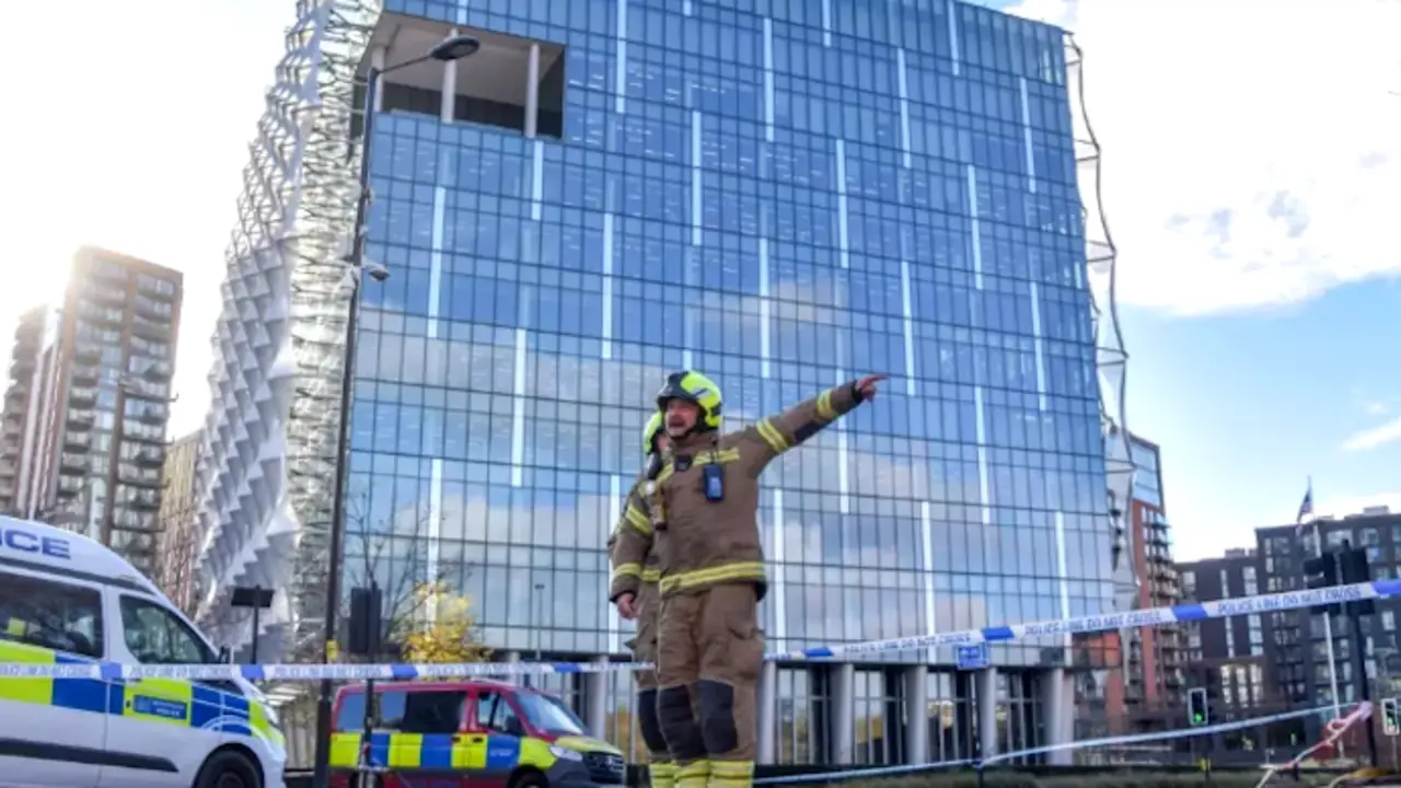 Los bomberos inspeccionan el lugar frente a la embajada de Estados Unidos tras la explosi&oacute;n controlada de un paquete sospechoso. / EP
