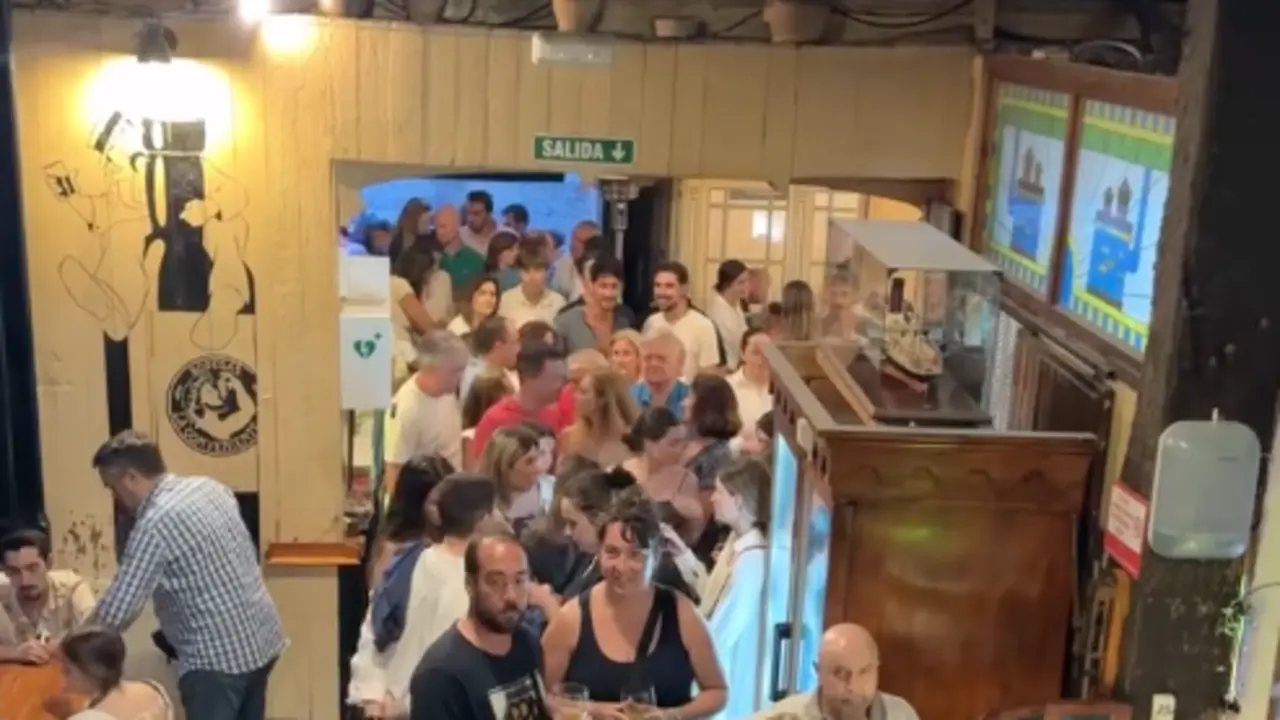 Fila para poder disfrutar del restaurante. / IG