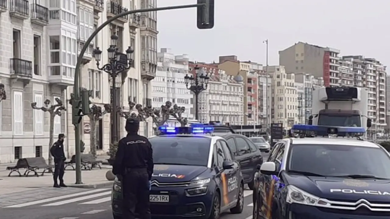 Varios agentes de Polic&iacute;a durante un control cerca de Puertochico. / A.E.