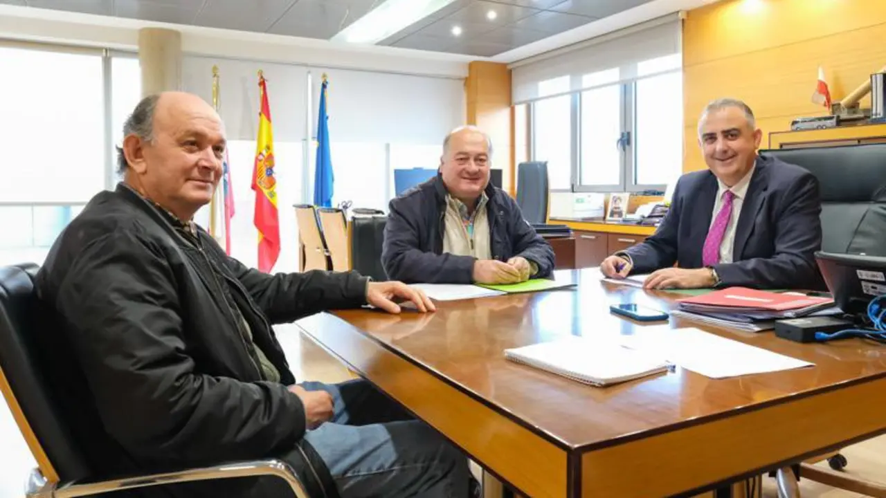 El consejero de Fomento, Roberto Media (d), durante la reuni&oacute;n. / Alerta