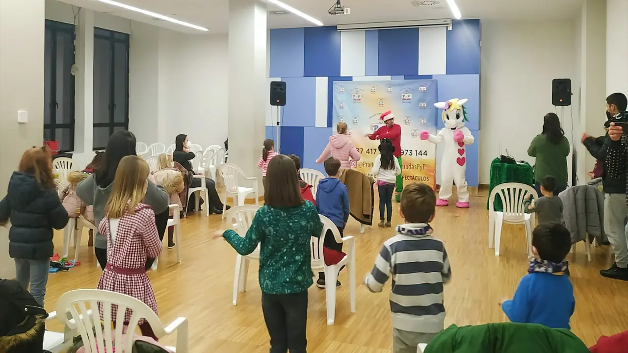 Varios ni&ntilde;os disfrutan de las actividades en los centros c&iacute;vicos. / Alerta / Archivo