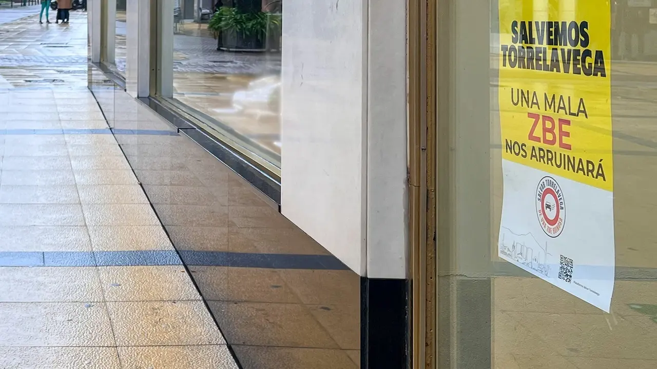 Un cartel en un comercio de Torrelavega contra las Zonas de Bajas Emisiones. / Alerta / Archivo