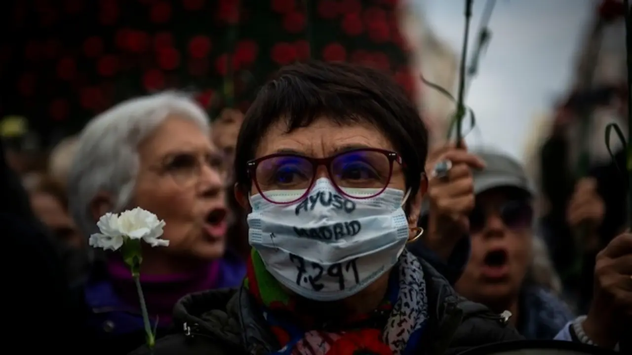Una mujer durante una manifestaci&oacute;n de Marea de Residencias, a 23 de noviembre de 2024, en Madrid (Espa&ntilde;a). La plataforma Marea de Residencias ha convocado una manifestaci&oacute;n para exigir &ldquo;justicia, investigaci&oacute;n y no repetici&oacute;n&rdquo; de lo ocurrido durante la primera ola de la pandemia de Covid-19 en las residencias de la Comunidad de Madrid, en las que murieron 7.291 personas sin derivaci&oacute;n hospitalaria. Adem&aacute;s, se pide una ley de residencias que garantice &ldquo;una vida digna a las personas institucionalizadas mediante una amplia dotaci&oacute;n de recursos, tanto humanos como materiales&rdquo;.

Juan Barbosa / Europa Press
23 NOVIEMBRE 2024;MANIFESTACI&Oacute;N;RESIDENCIAS;COVID;LEY;PROTESTA
23/11/2024