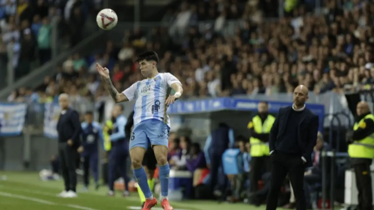 Jos&eacute; Alberto L&oacute;pez, durante el intenso encuentro ante el M&aacute;laga CF en La Rosaleda. / l.HH