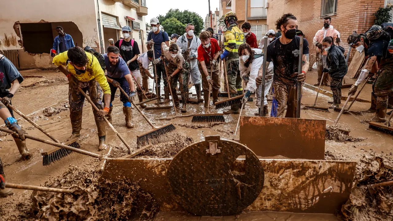 Varios voluntarios limpian calles en Masanasa, a 8 de noviembre de 2024, en Valencia, Comunidad Valenciana (Espa&ntilde;a). Diez d&iacute;as despu&eacute;s de la tragedia, los servicios de emergencia apuran hasta el l&iacute;mite la b&uacute;squeda de desaparecidos por la DANA en Valencia. El n&uacute;mero de v&iacute;ctimas mortales se mantiene en 219 y los desaparecidos por el momento, son 78. Hoy, el Gobierno ha anunciado que el pr&oacute;ximo Consejo de Ministros aprobar&aacute; nuevas ayudas para los afectados de la DANA, que se van a poder devolver en cinco o siete a&ntilde;os.
Fecha: 08/11/2024. leer menos

Firma: Rober Solsona / Europa Press