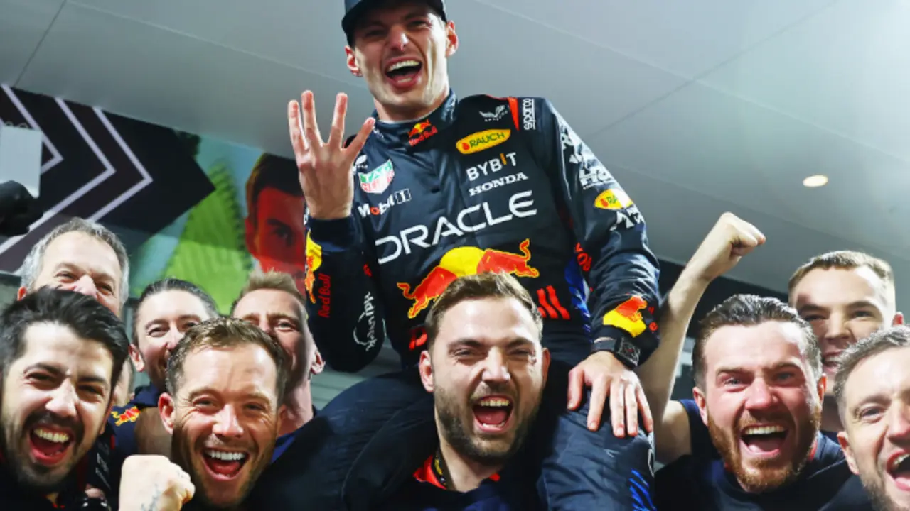 Max Verstappen celebra su cuarto t&iacute;tulo mundial de F&oacute;rmula 1 en Las Vegas, consolidando su dominio en el deporte tras una temporada llena de desaf&iacute;os.