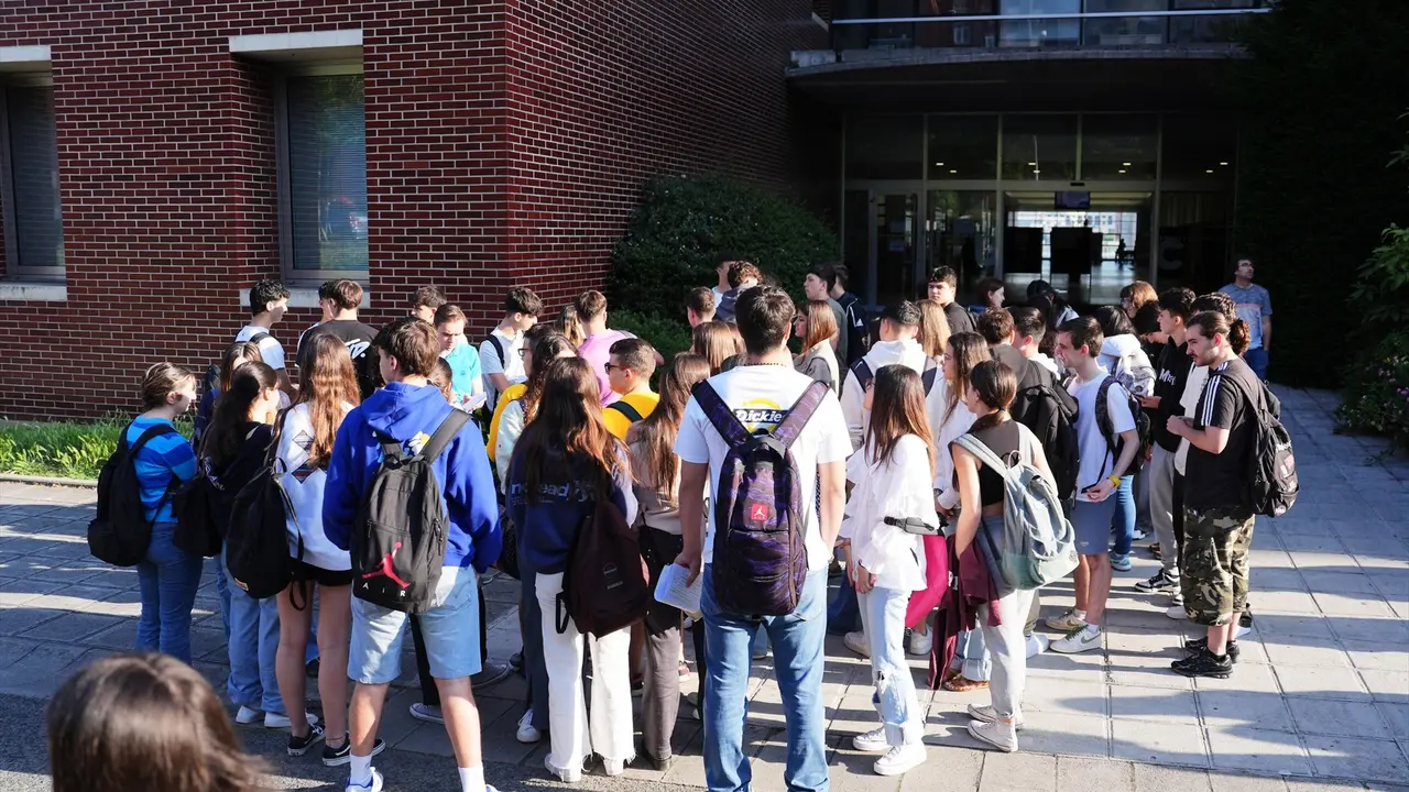 Un grupo de estudiantes en Santander. / Alerta / Archivo