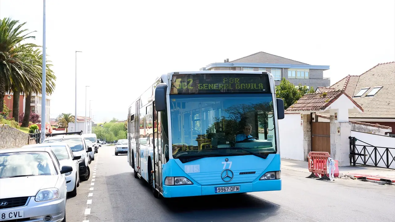 Un autob&uacute;s pasa por la calle General D&aacute;vila. / Alerta