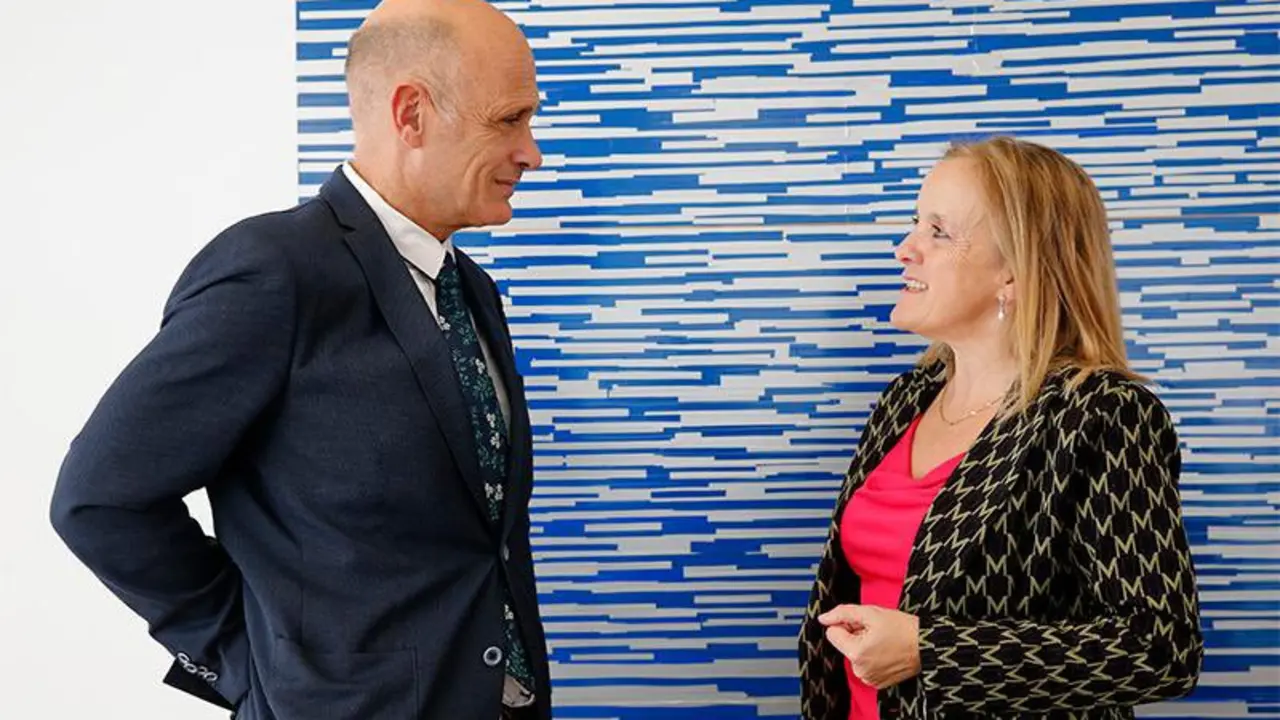 La consejera Isabel Urrutia se re&uacute;ne con el alcalde de Los Corrales de Buelna. / Alerta