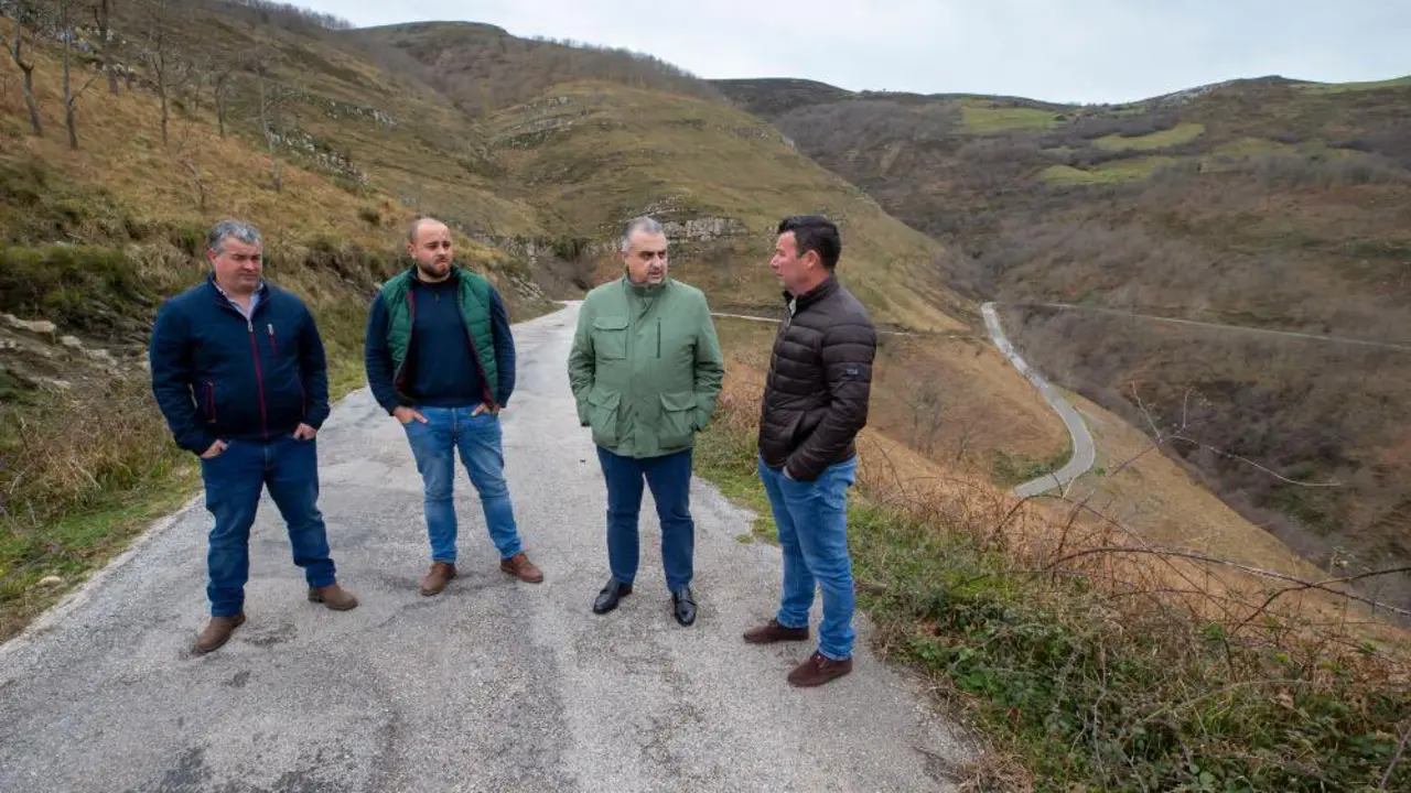 El consejero durante una visita al municipio acompa&ntilde;ado por su alcalde y otros miembros del equipo de Gobierno. / Miguel L&oacute;pez