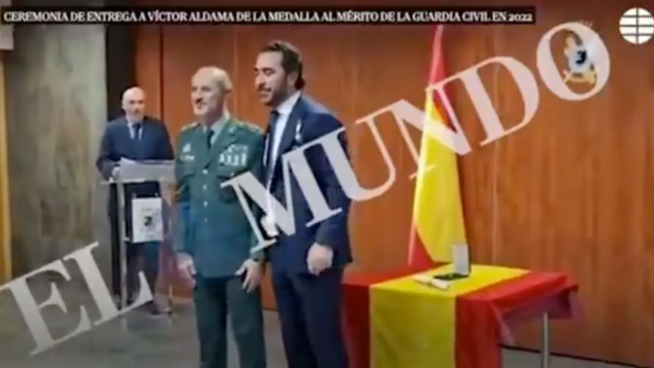 Im&aacute;genes donde Aldama recibi&oacute; la medalla al m&eacute;rito de la Guardia Civil.  Un acto que indigna y averg&uuml;enza a los guardias civiles. / ELMUNDO