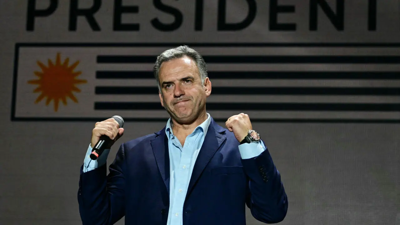 Yamand&uacute; Orsi celebra su victoria como presidente de Uruguay, marcando el regreso del Frente Amplio al poder tras un gobierno de centroderecha.