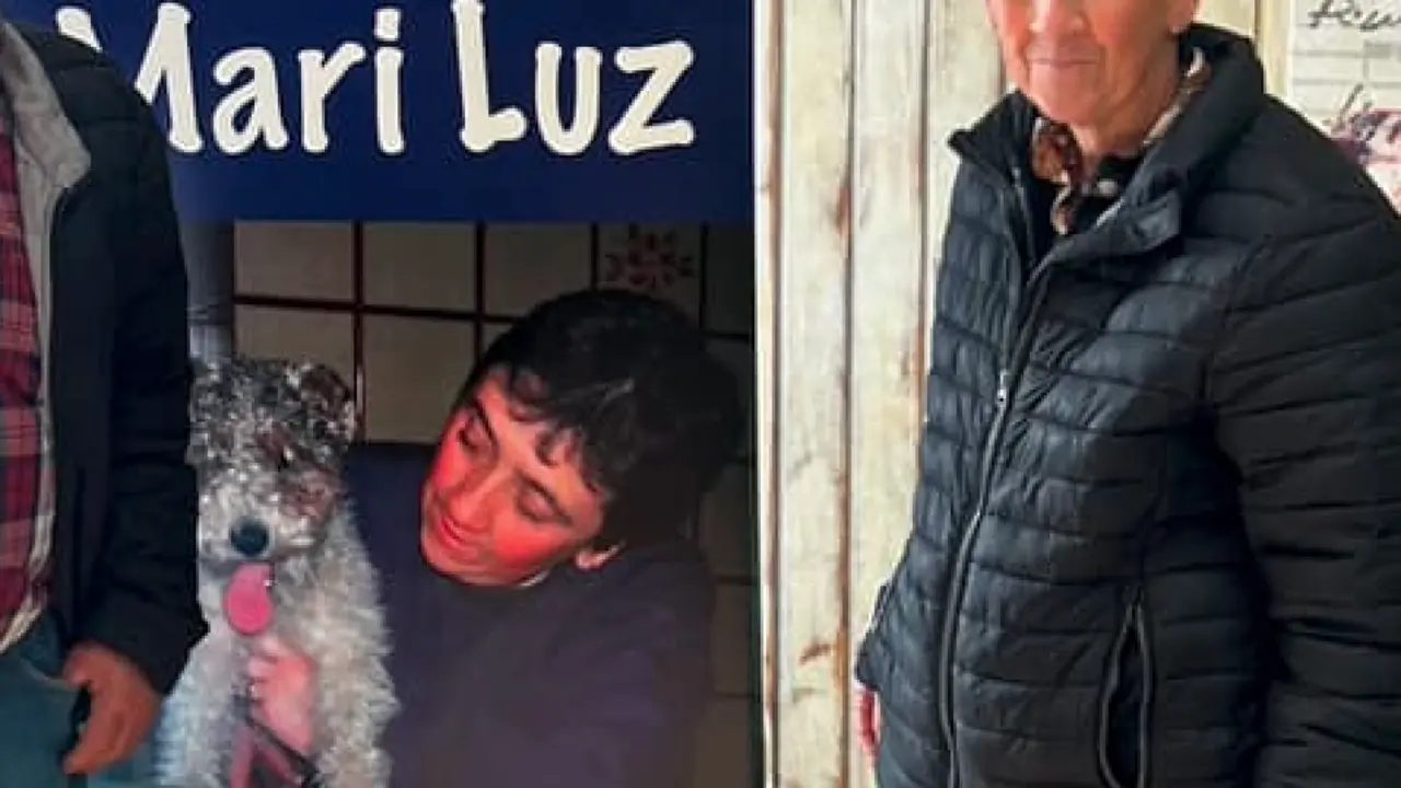 Mari Luz, emocionada, recibe el homenaje del Ayuntamiento de Miengo rodeada de compa&ntilde;eros, amigos y representantes municipales, tras 42 a&ntilde;os de dedicaci&oacute;n al servicio p&uacute;blico.