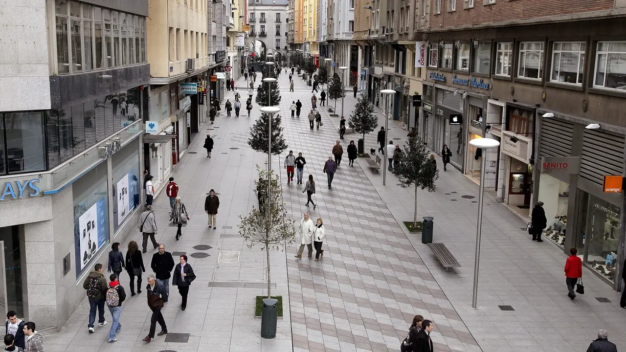 Grupos de personas caminando por el centro de Santander. / Alerta
