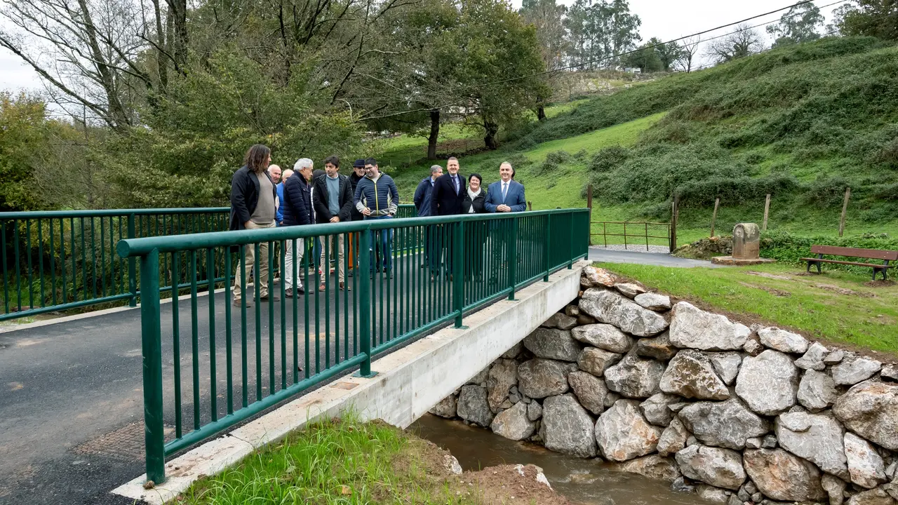 El consejero de Fomento, Roberto Media, inaugura la ampliaci&oacute;n del puente sobre el arroyo Tejas. / Alerta