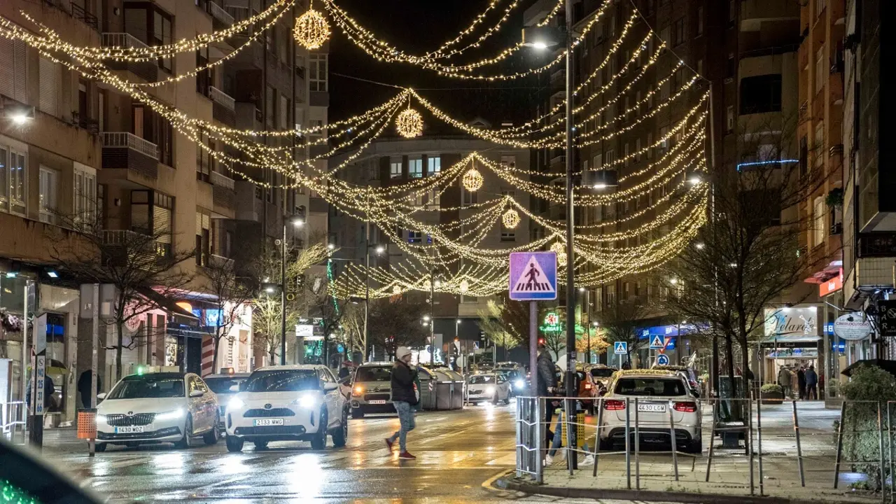 Una calle iluminada en Camargo. / Alerta