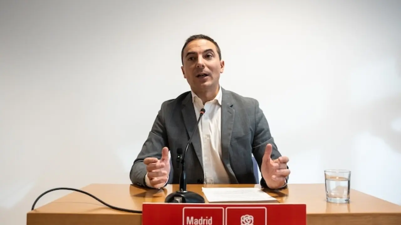 El portavoz del PSOE de Madrid en la Asamblea de Madrid, Juan Lobato, ofrece una declaraci&oacute;n institucional en la Asamblea de Madrid, a 26 de noviembre de 2024, en Madrid (Espa&ntilde;a).  Matias Chiofalo / Europa Press