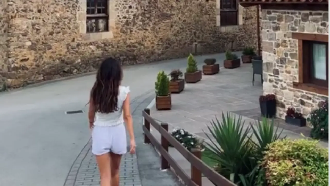 Una persona caminando por uno de los pueblos de Cantabria. / RRSS