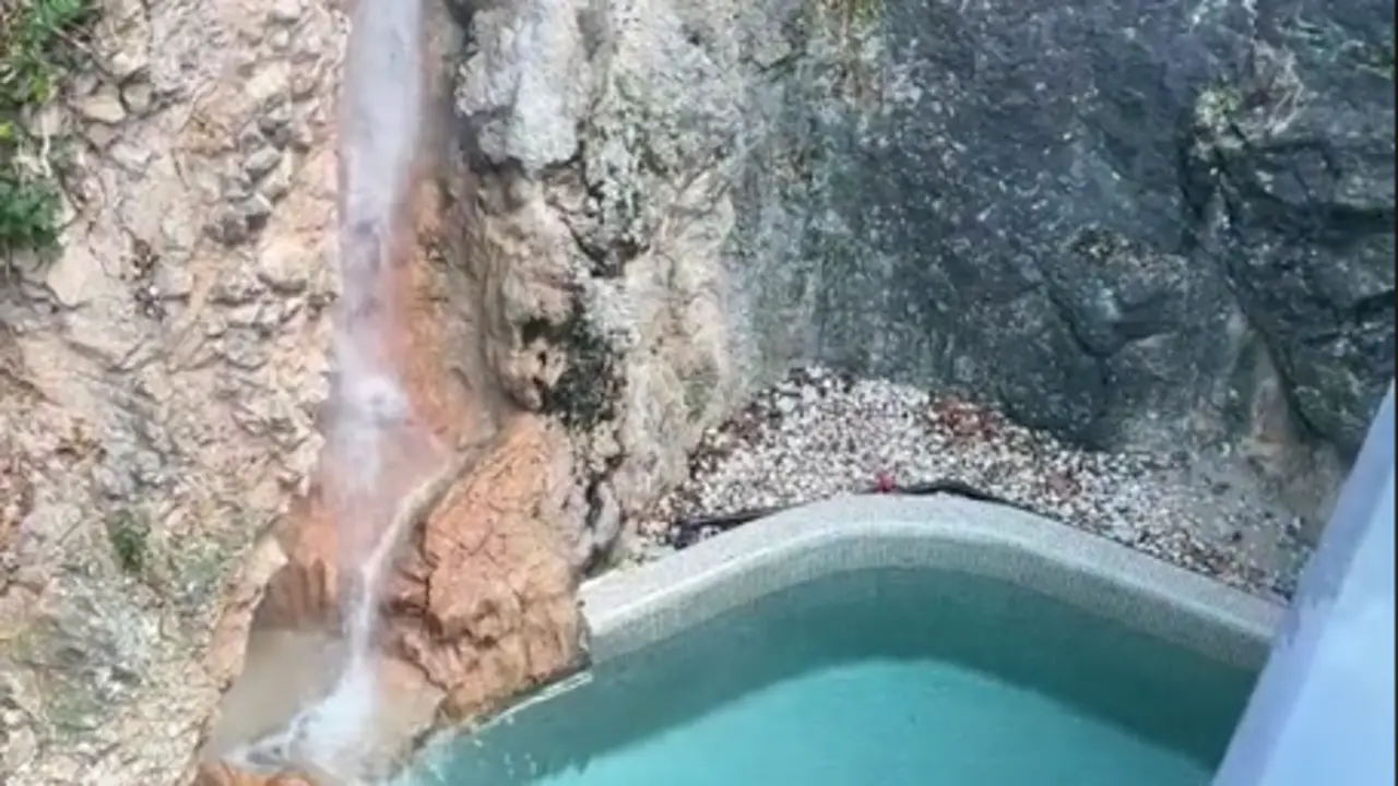 Una de las zonas de las que puedes disfrutar en el Balneario de la Hermida. / RRSS