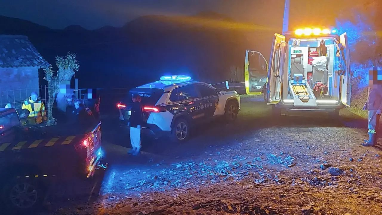 Bomberos, personal del 061 y agentes de la Guardia Civil trabajaron en la evacuaci&oacute;n del hombre desde una pista forestal en Roc&iacute;as, Arredondo, hasta un punto accesible para la ambulancia.