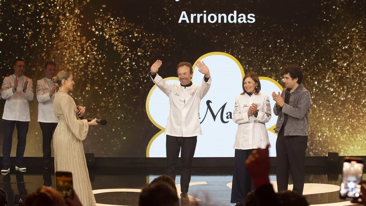 Los chefs de Casa Marcial, Nacho y Esther Manzano, durante la gala de la Gu&iacute;a Michelin 2025. / Javi Carri&oacute;n