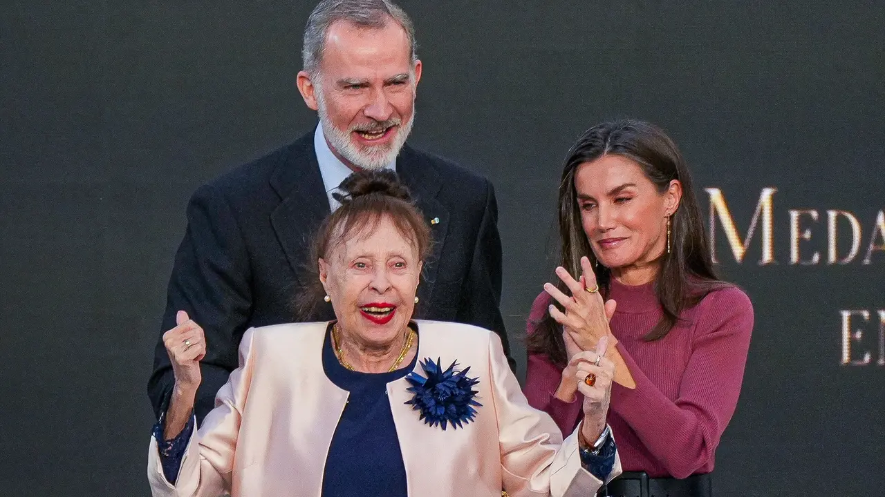 El Rey Felipe VI y la Reina Letizia entregan la medalla a la actriz, Gemma Cuervo en el acto a la entrega de las Medallas al M&eacute;rito en las Bellas Artes. /  Francisco J. Olmo