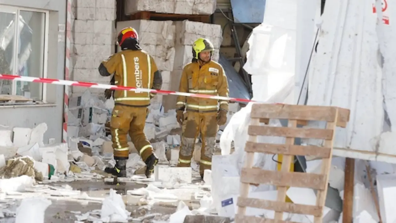 Imagen de los bomberos en la f&aacute;brica de Ibi. / EP