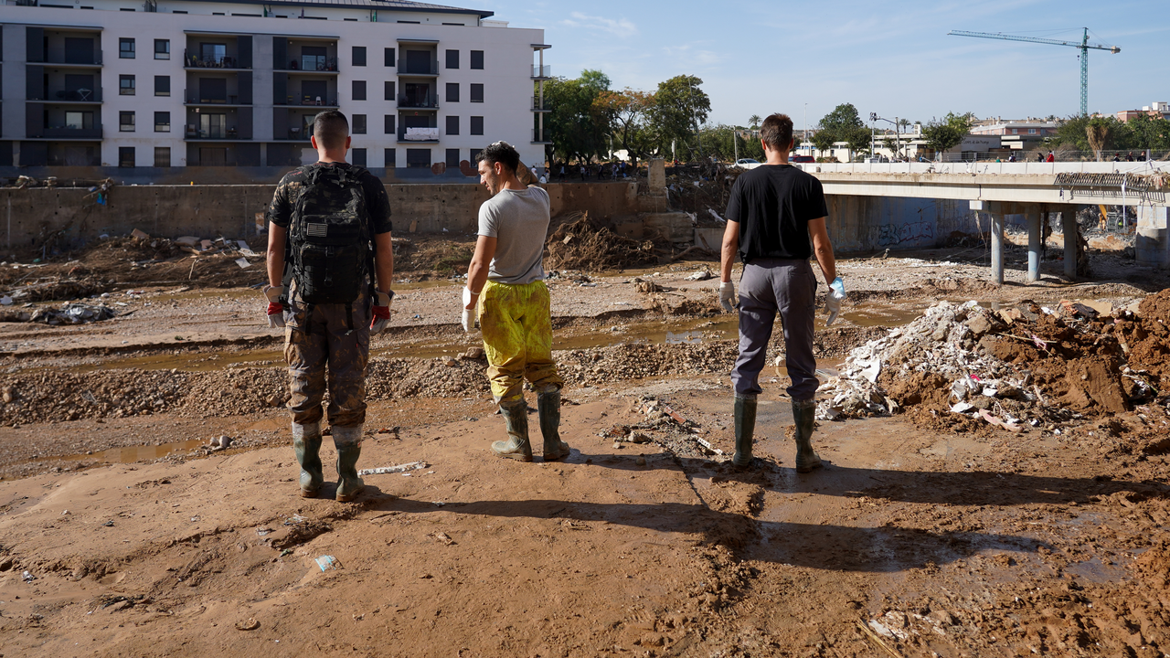 Varias personas en una zona afectada por la DANA. / Eduardo Manzana