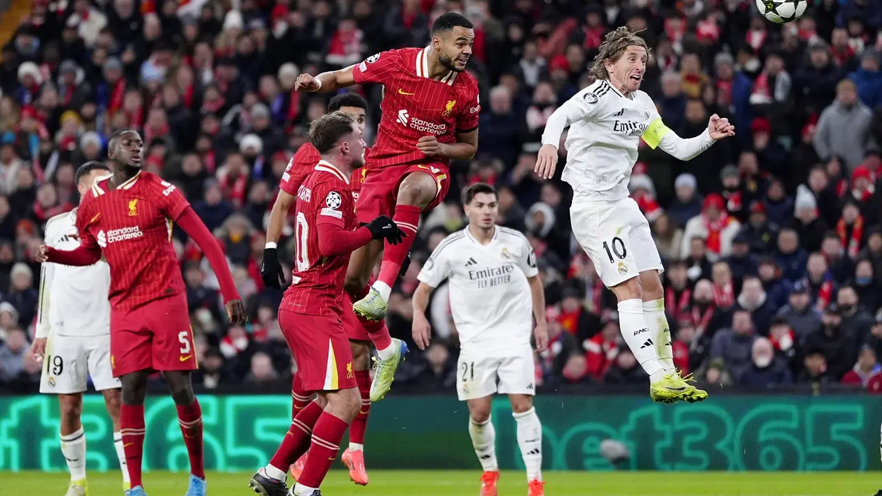 El neerland&eacute;s Cody Gakpo (Liverpool) marca el 2-0 al Real Madrid en Champions. / Peter Byrne