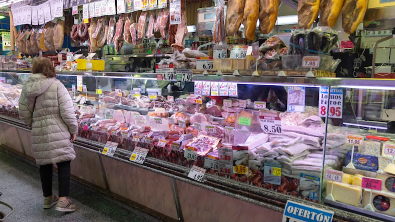 Una mujer compra en una charcuter&iacute;a en un mercado. / EP