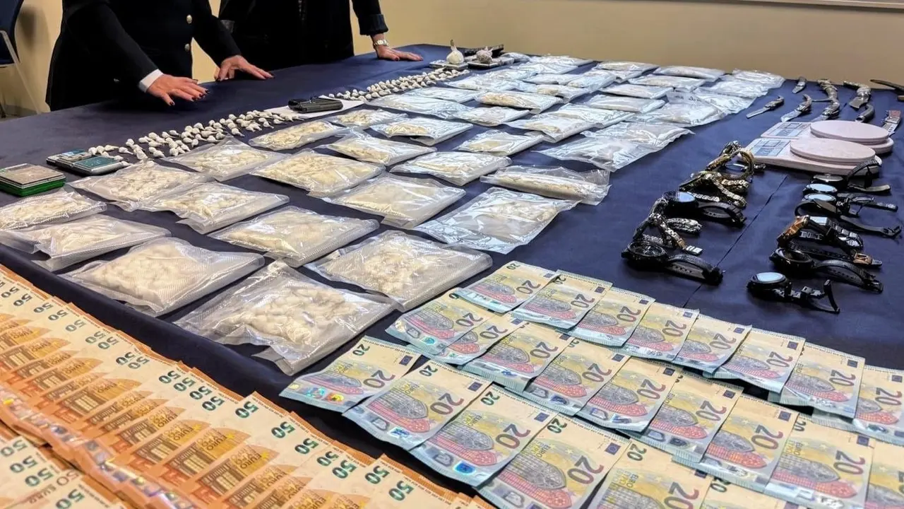 Droga, armas y dinero incautado en la operaci&oacute;n./ A.E.