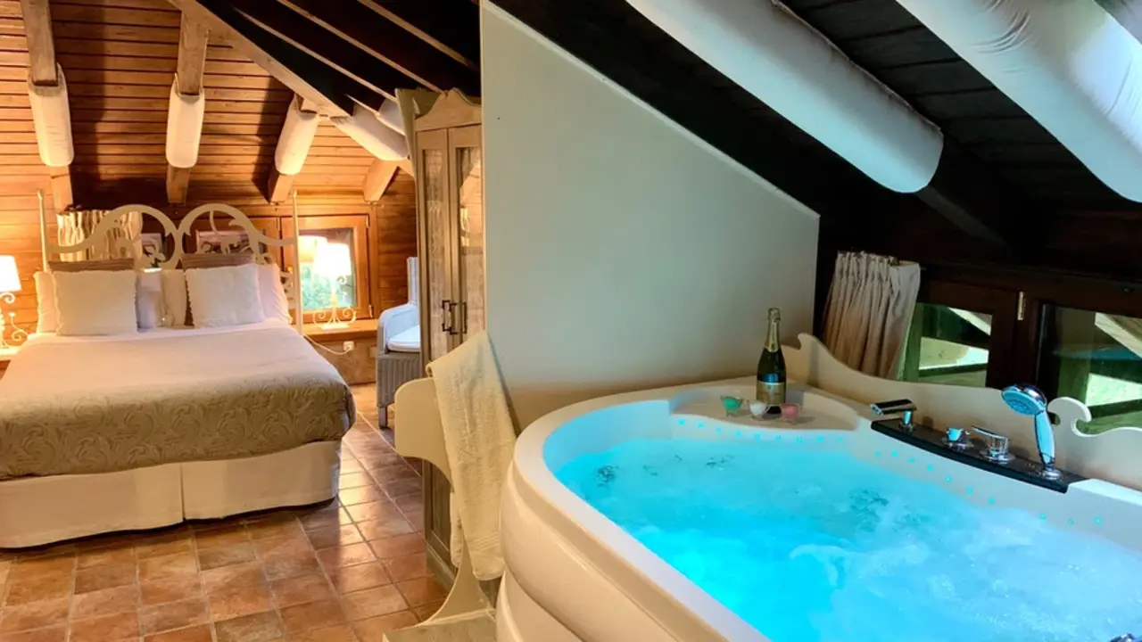 Una de las habitaciones del hotel. / Akla