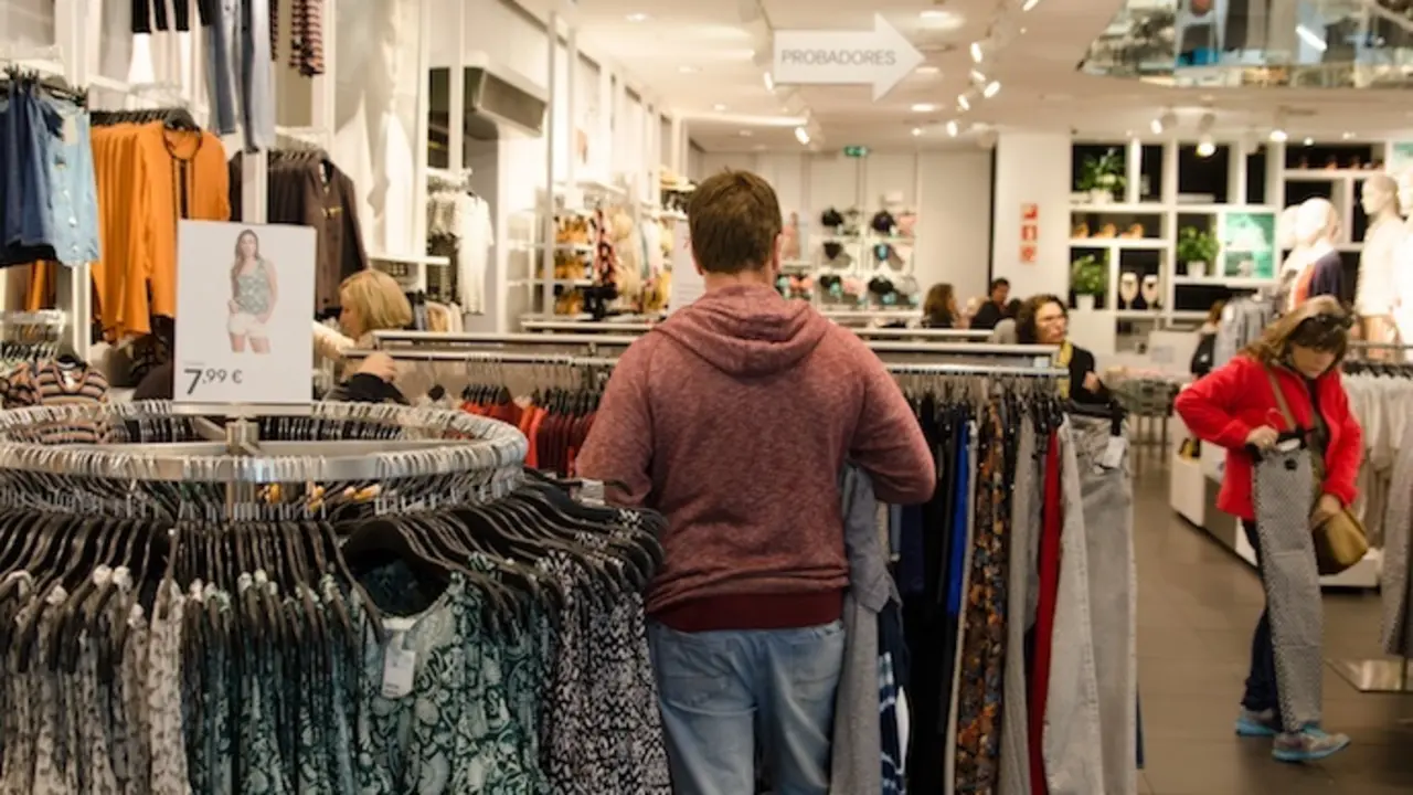 Varias personas comprando ropa. / EP
