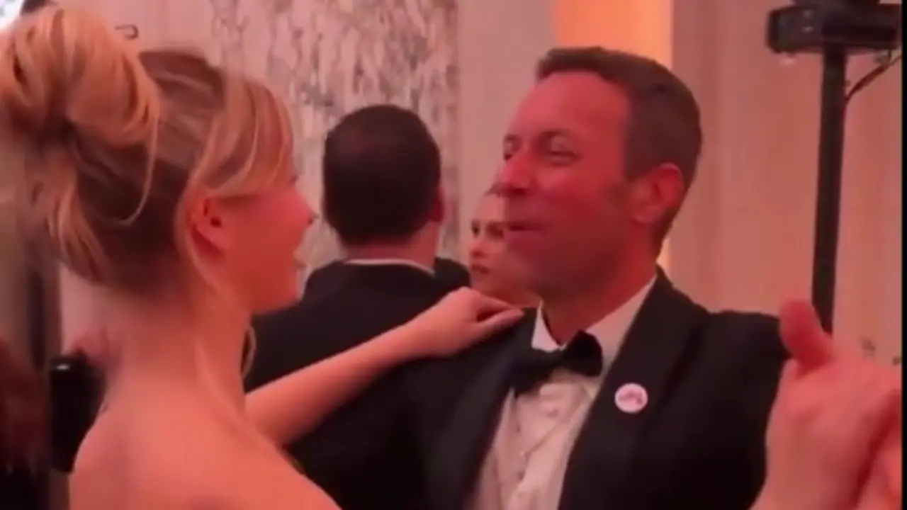 Chris Martin baila junto a su hija, Apple Martin. / Red social X