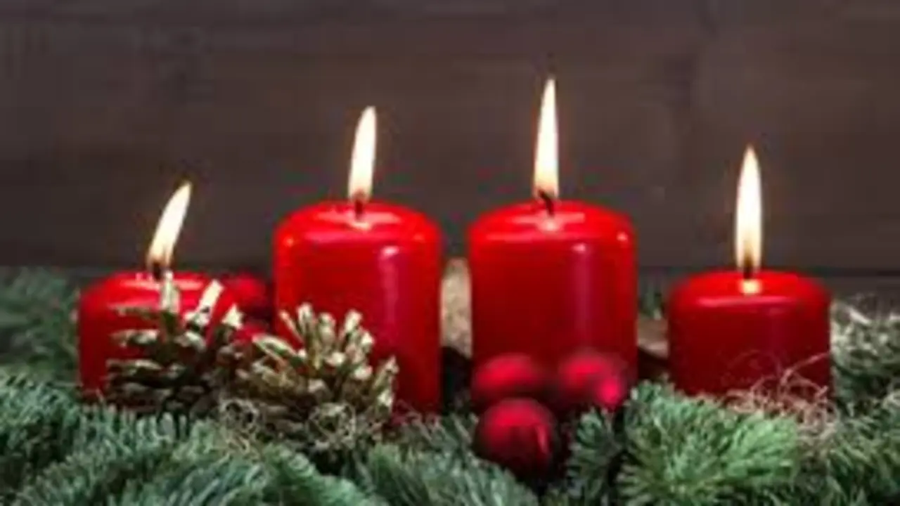 Varias velas de adviento encendidas. / Red social X