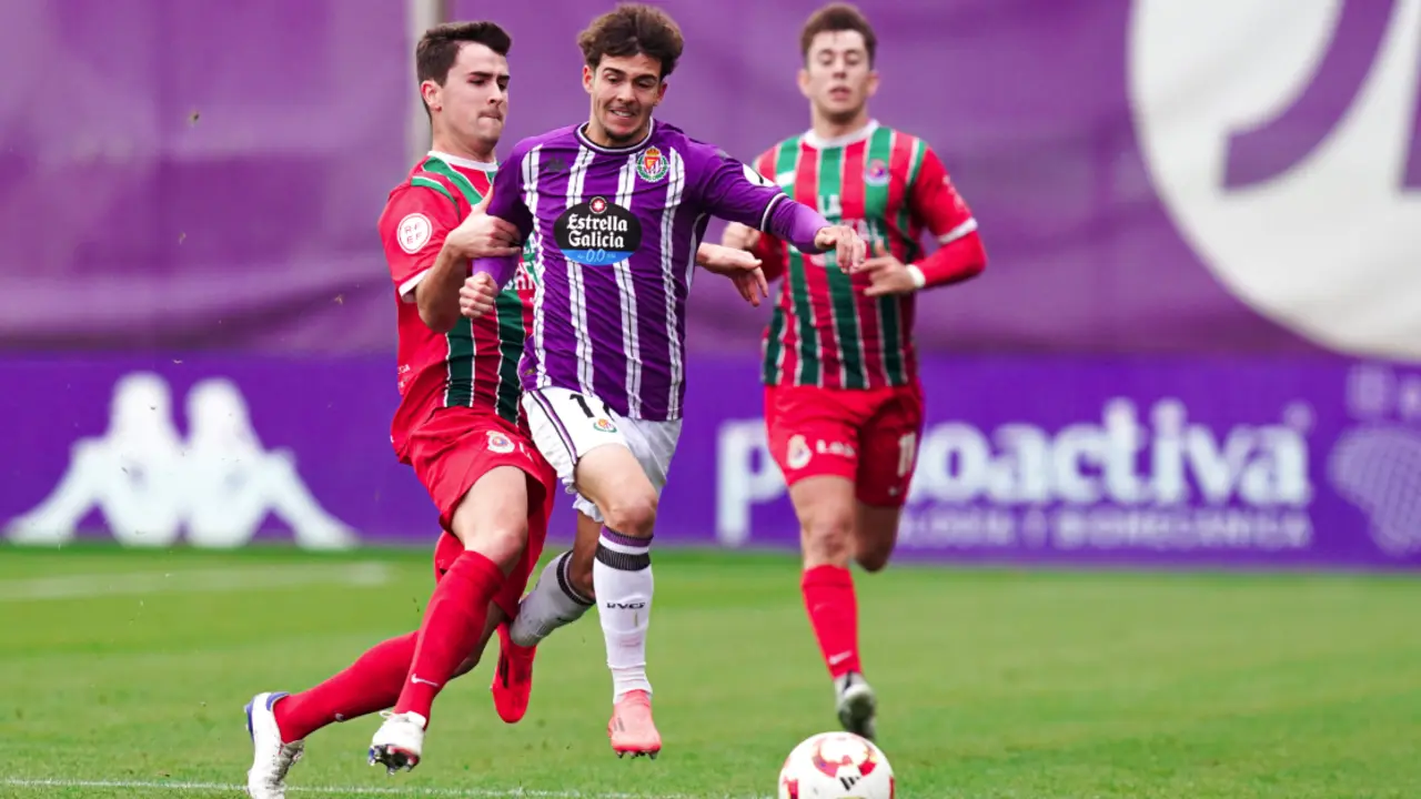 Duelo de intensidad: dos jugadores se disputan el bal&oacute;n en una acci&oacute;n clave del encuentro entre la Gimn&aacute;stica de Torrelavega y el Valladolid Promesas.