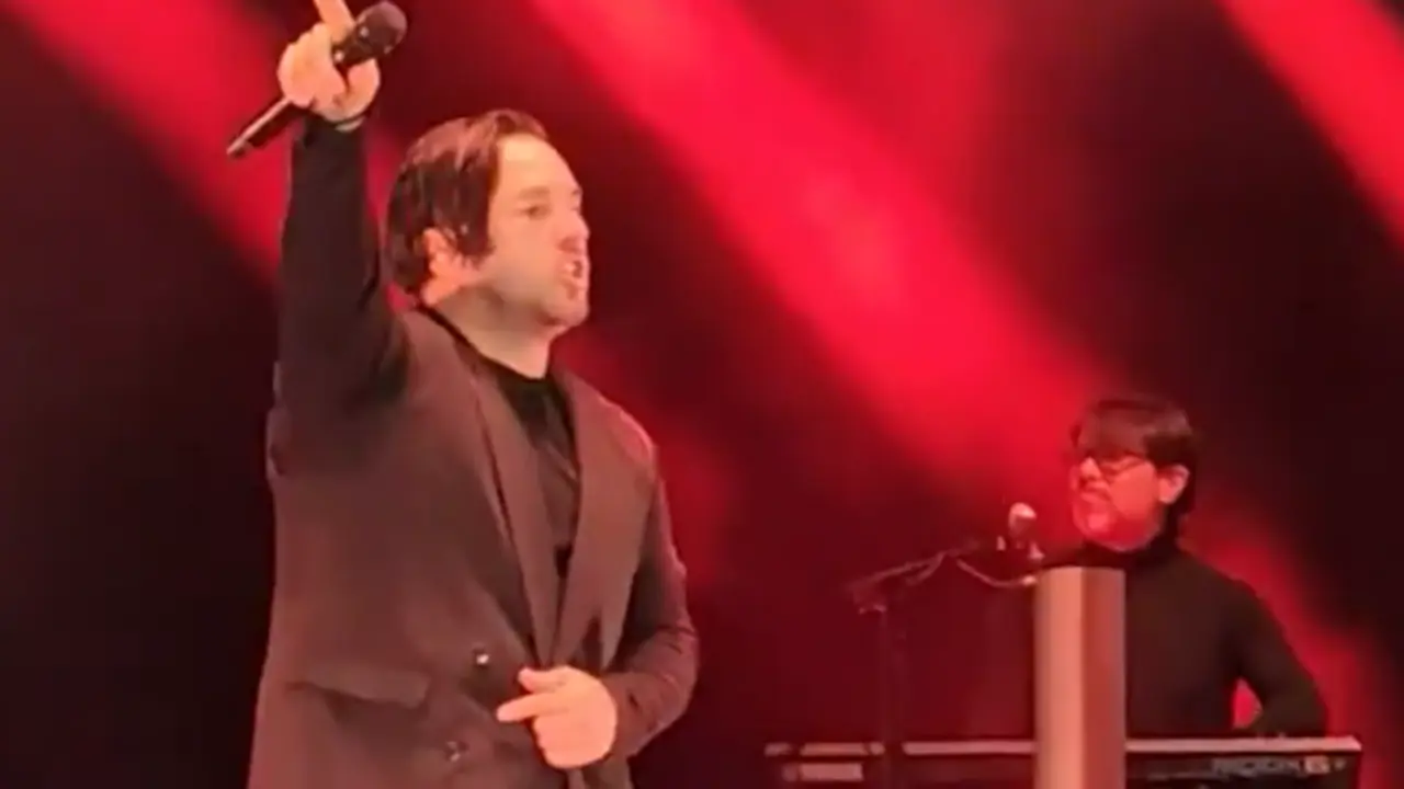 Captura del v&iacute;deo que se ha hecho viral en redes sociales de cantante David Bustamante en un concierto. / RSX