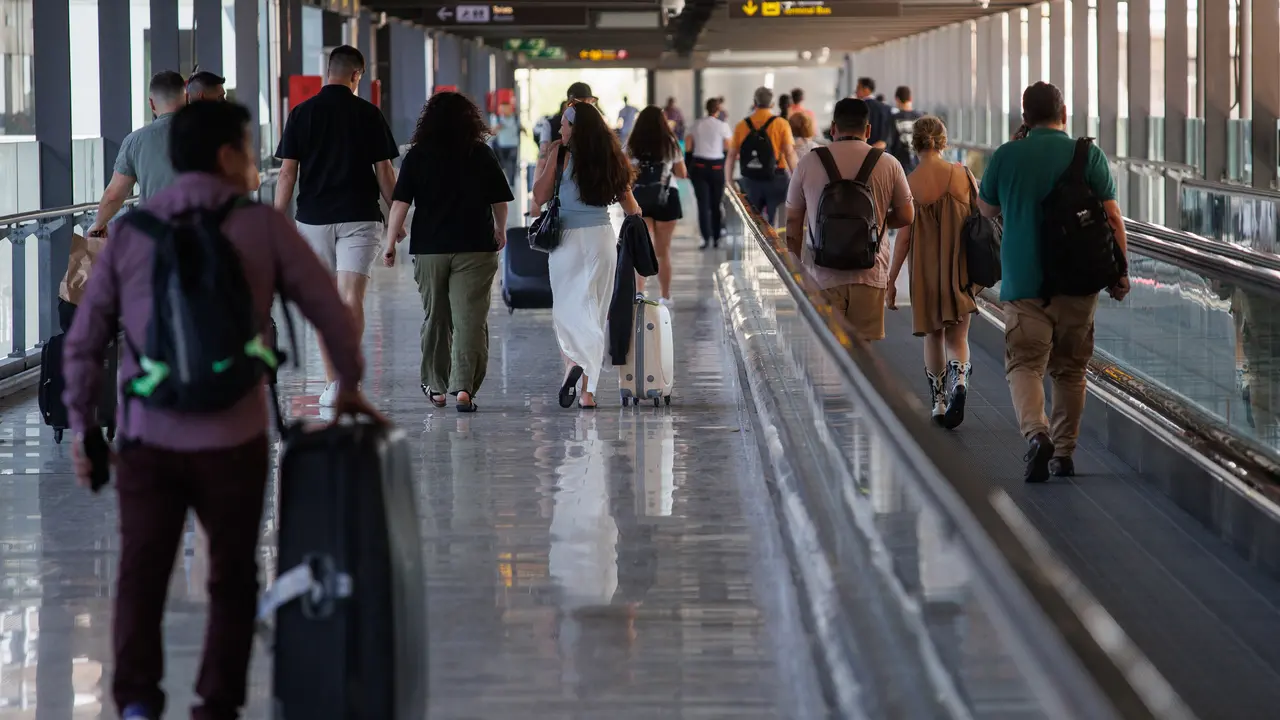 Varias personas con maletas en la terminal T4 del Aeropuerto Adolfo Su&aacute;rez Madrid-Barajas. / Alejandro Mart&iacute;nez V&eacute;lez