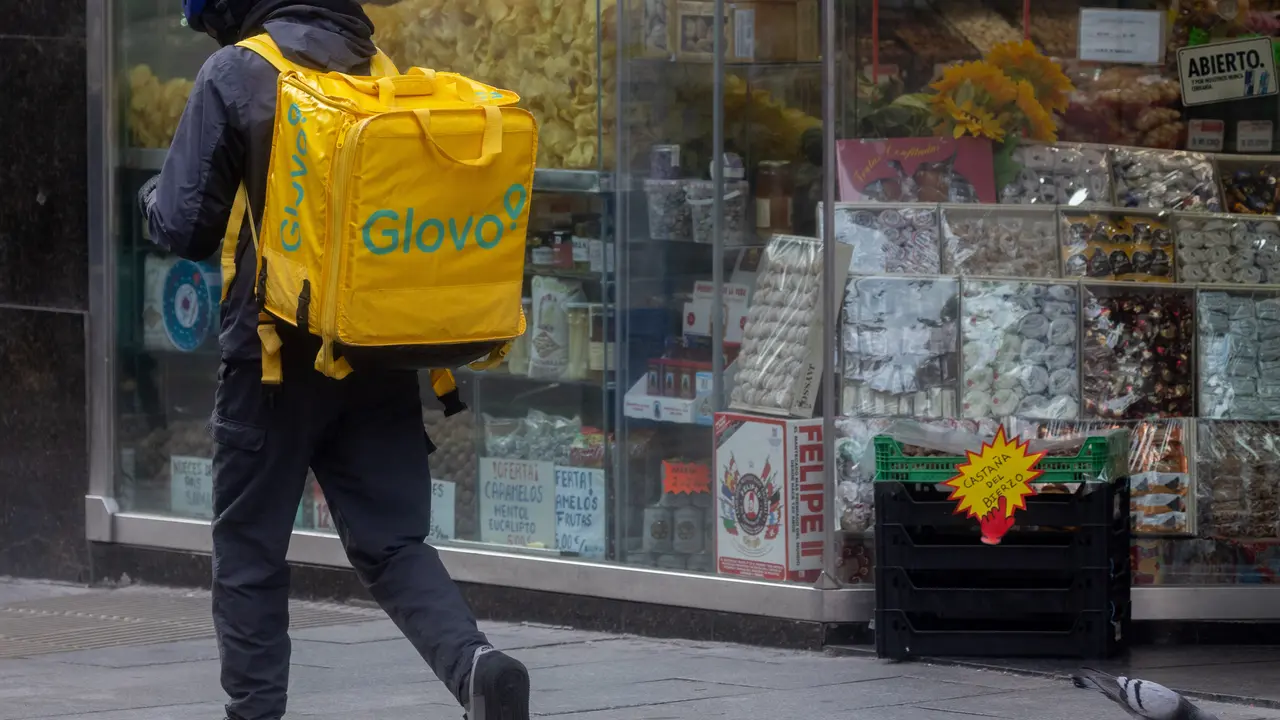 Un repartidor de Glovo durante su jornada laboral. / Eduardo Parra
