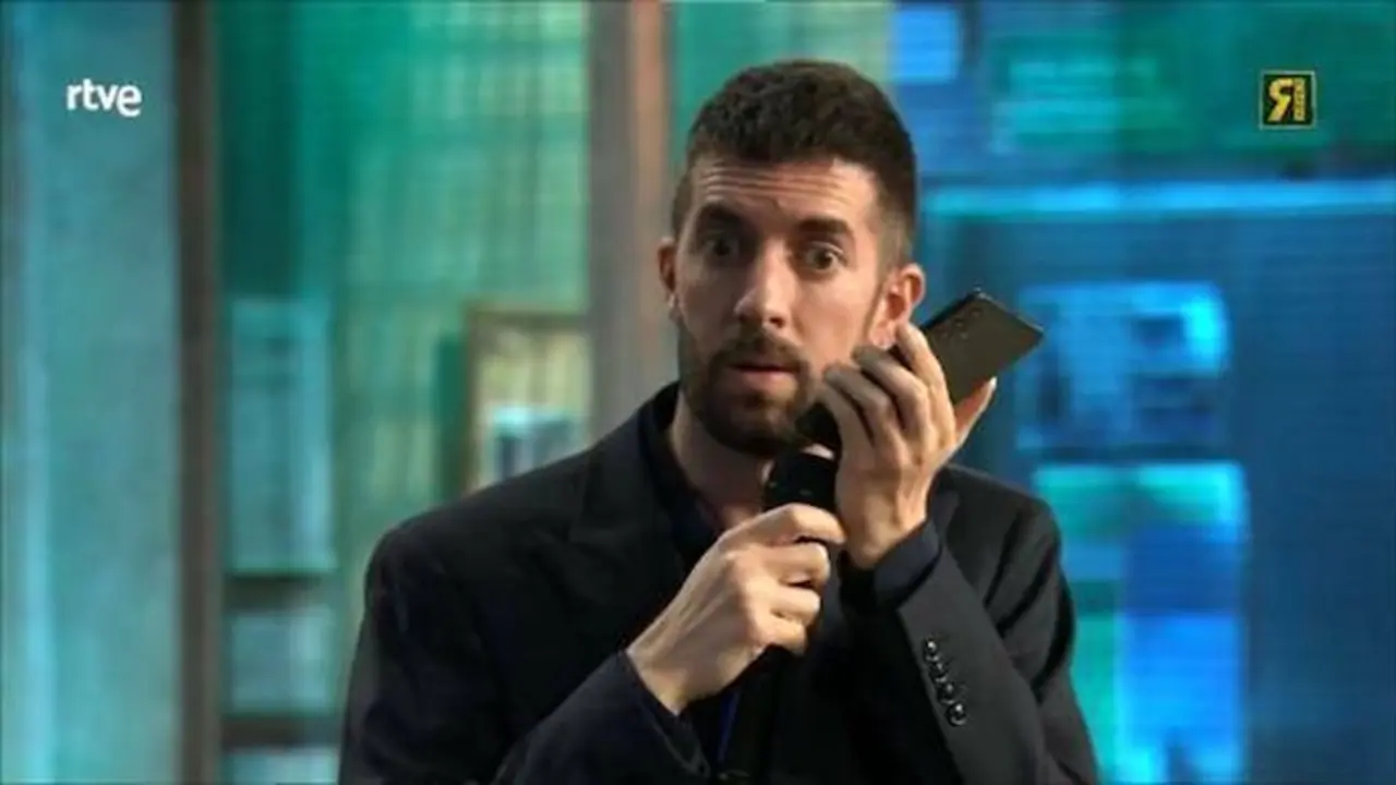 David Broncano al tel&eacute;fono con Mar&iacute;a Escario. / Red X